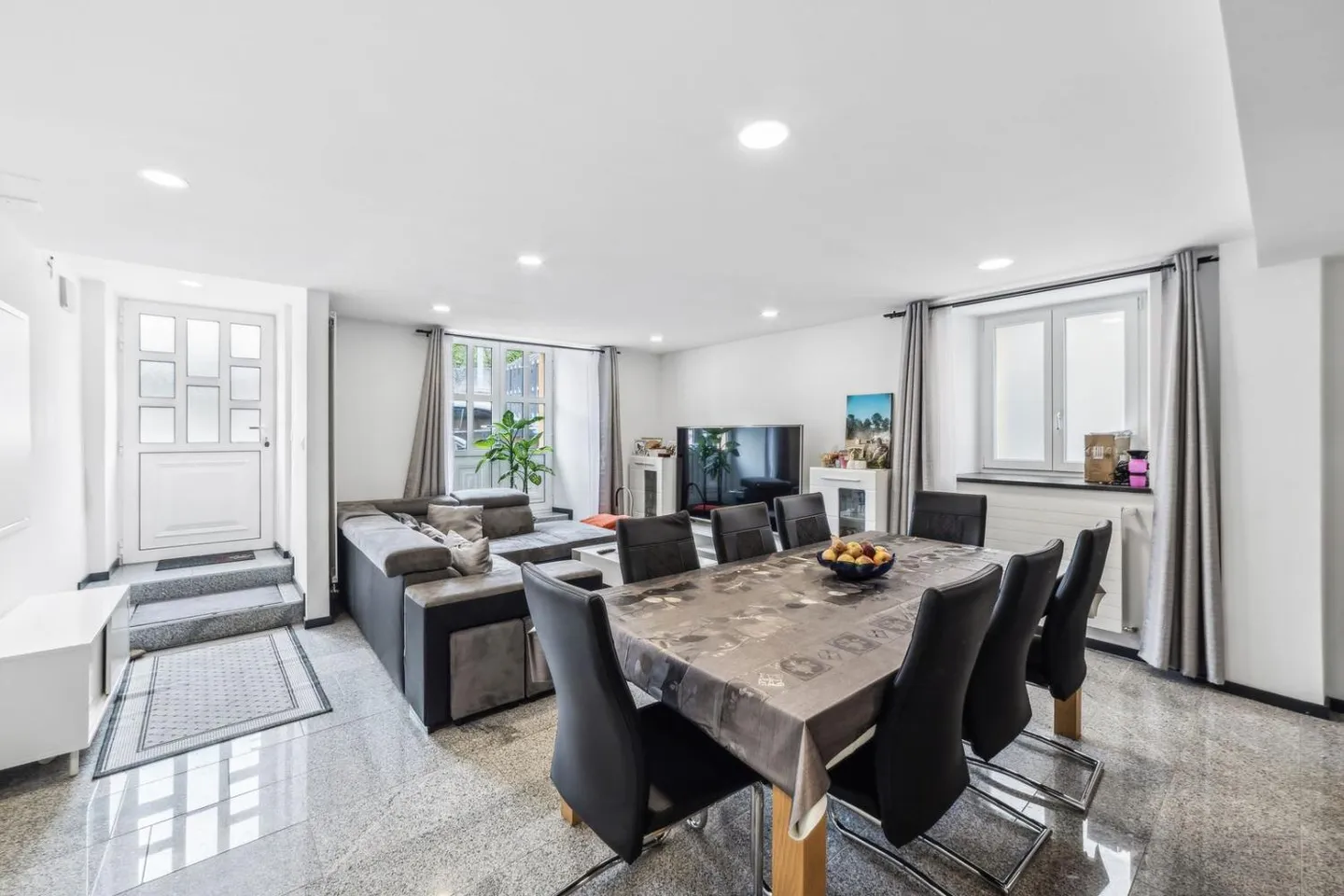 Geräumiges renoviertes Haus - Foto 1 von 9