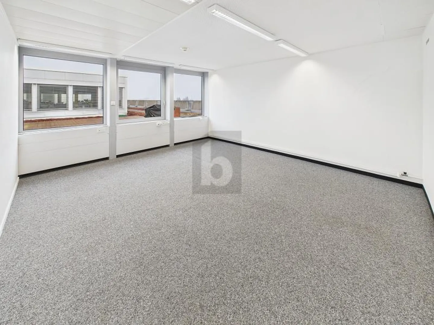 Espace de bureau moderne avec terrasse - Photo 1 sur 5