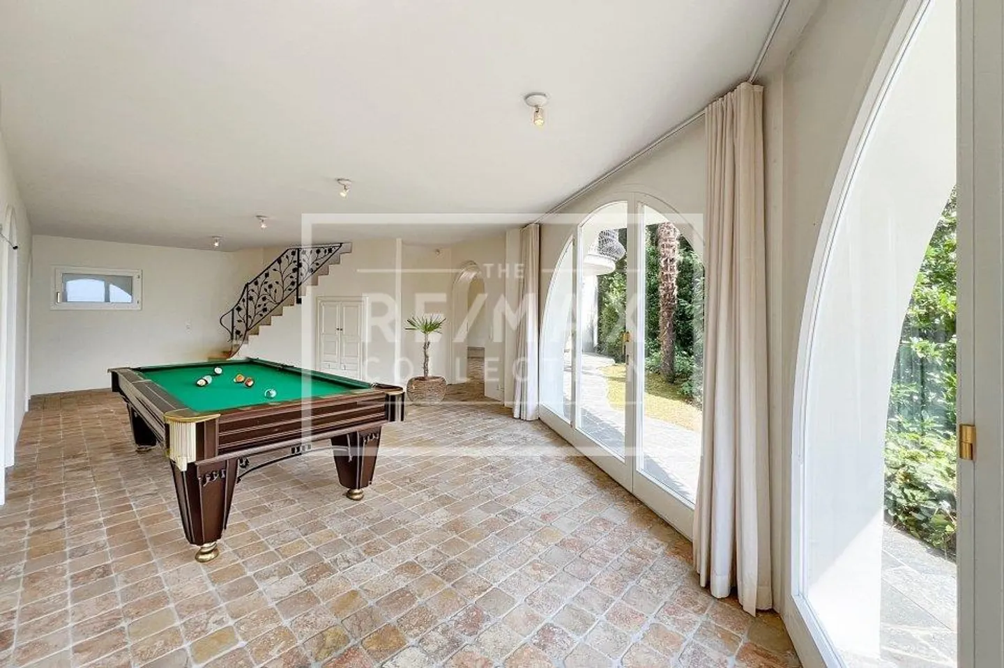 Exclusive luxury villa with rustic - Photo 8 of 13