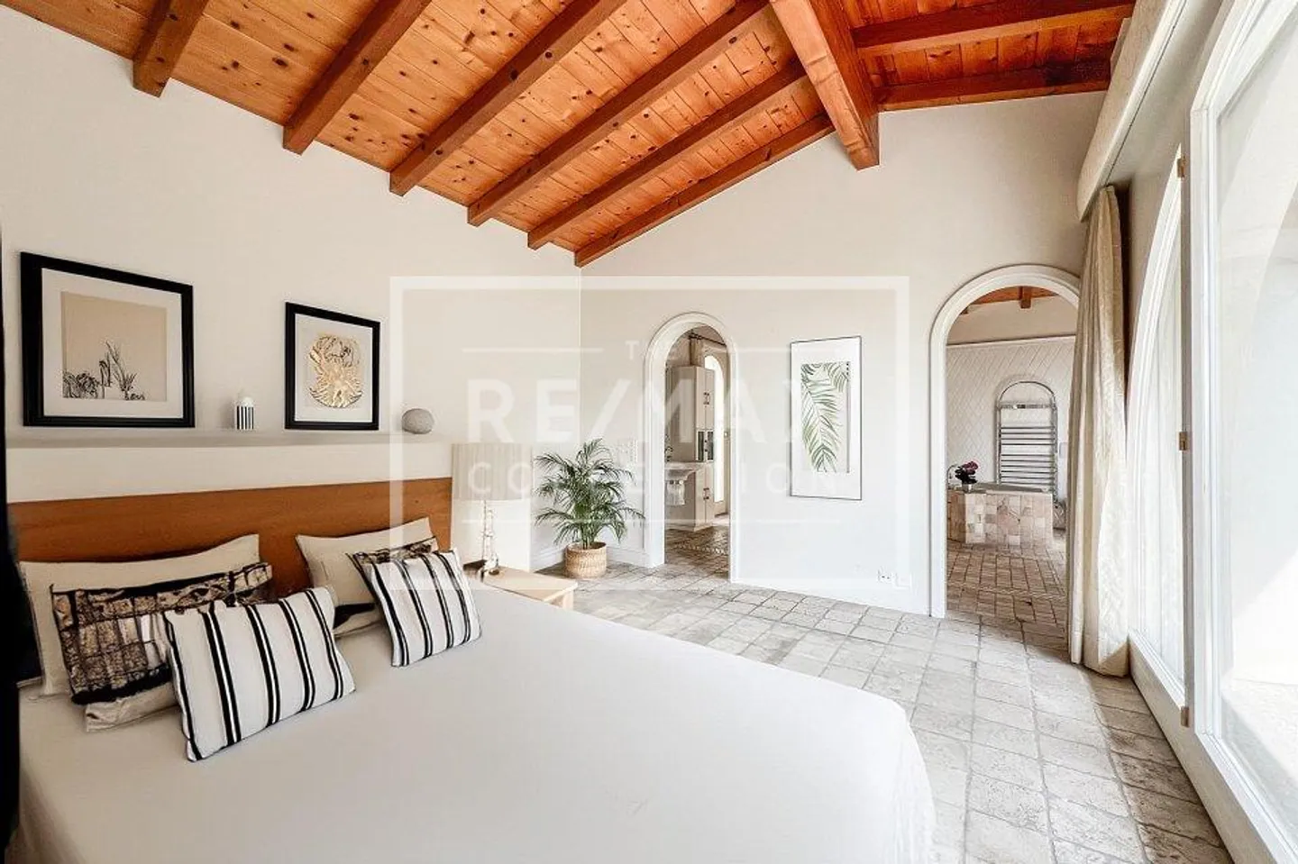Exclusive luxury villa with rustic - Photo 9 of 13