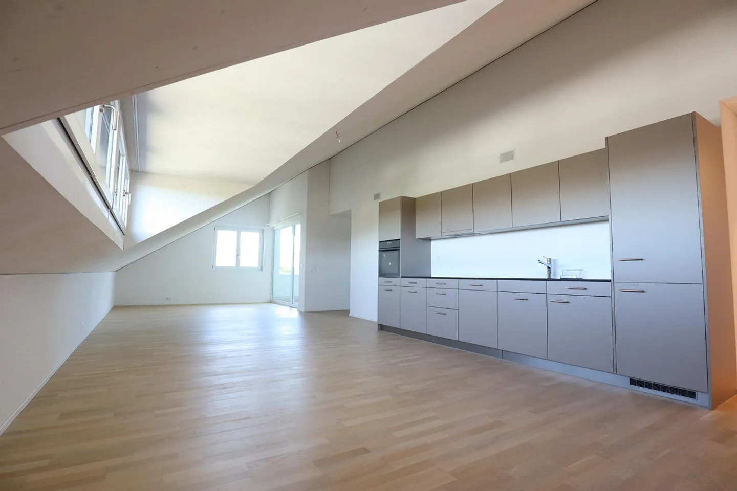 Wow, bellissimo attico in standard di proprietà con ampio balcone - Foto 2 di 12