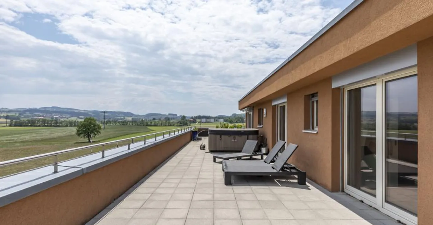 True penthouse occupying the entire top floor - Photo 8 of 20