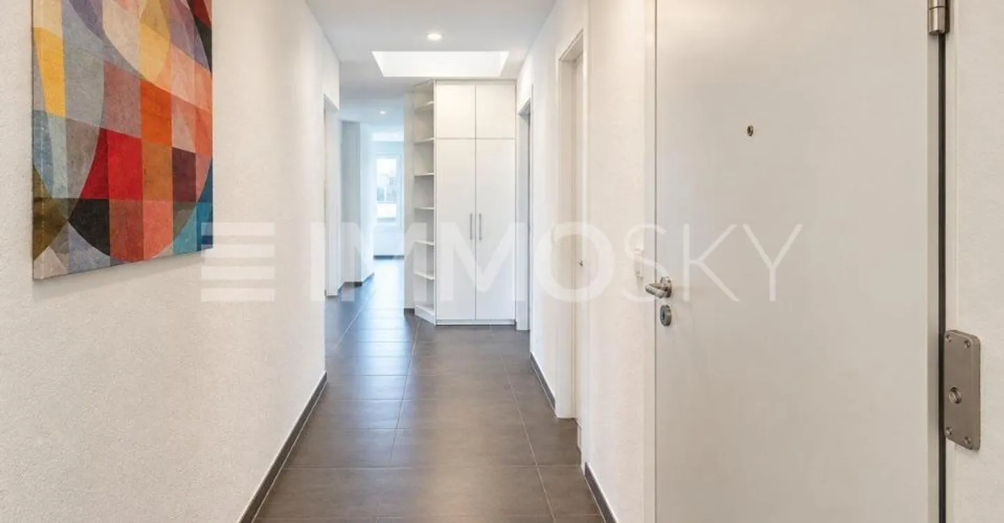 Penthouse with Stunning Views - Photo 2 of 5