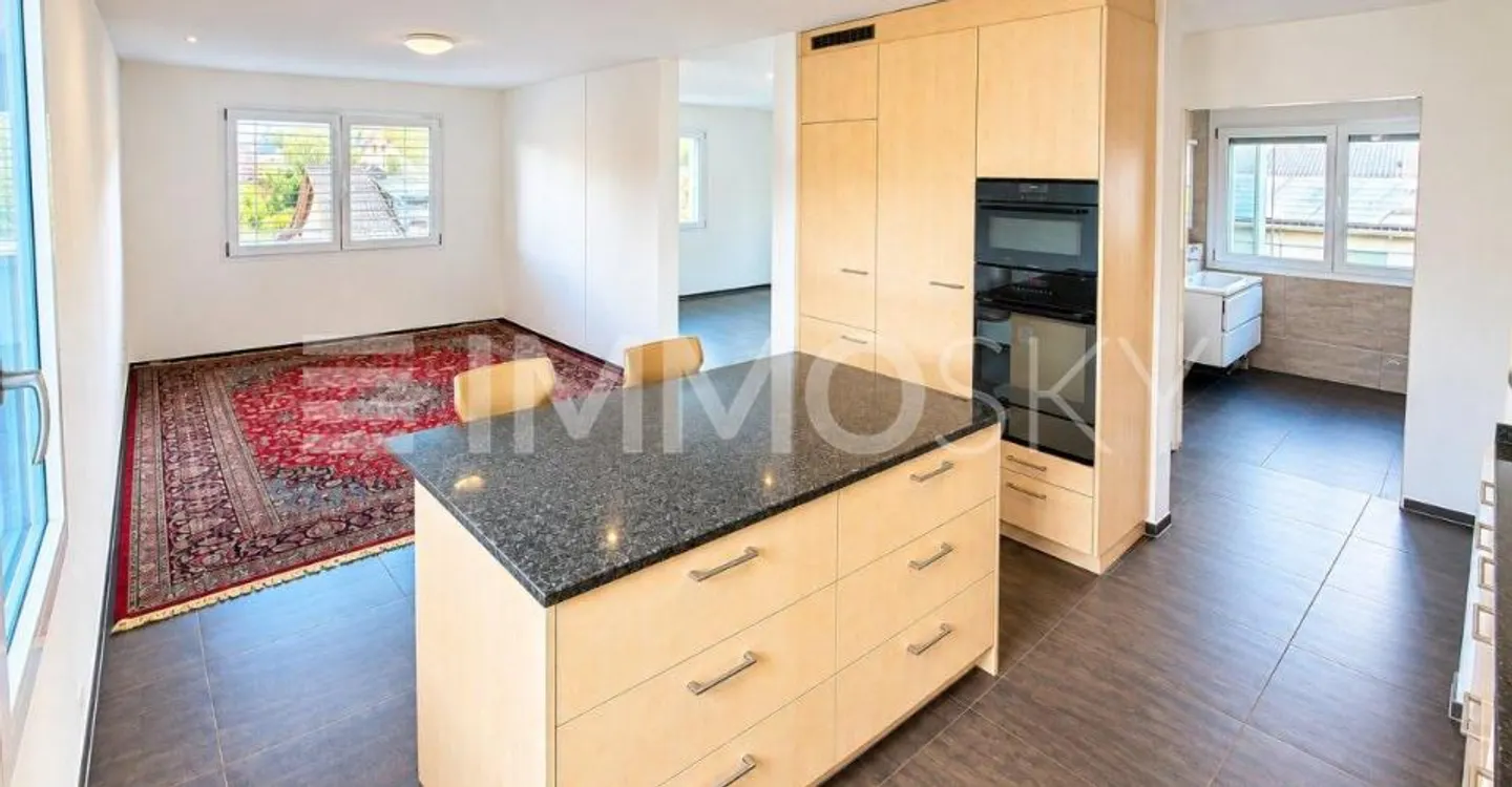 Penthouse with Stunning Views - Photo 3 of 5
