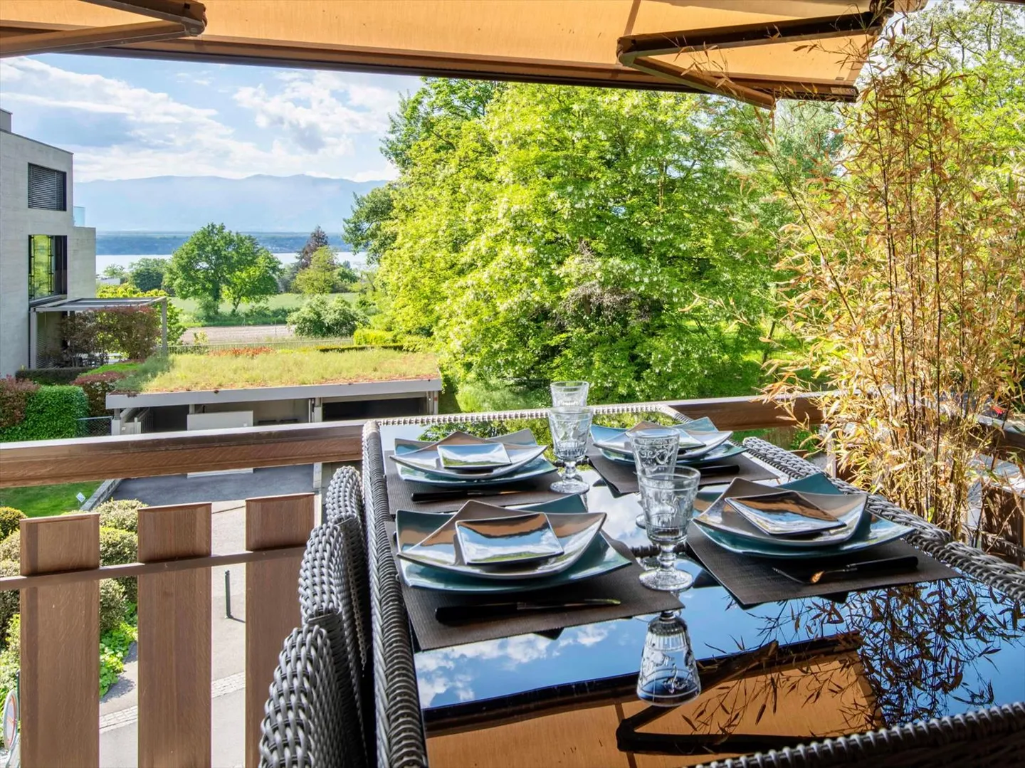 Spacieux duplex en attique avec vue lac au coeur du village - Photo 3 sur 3