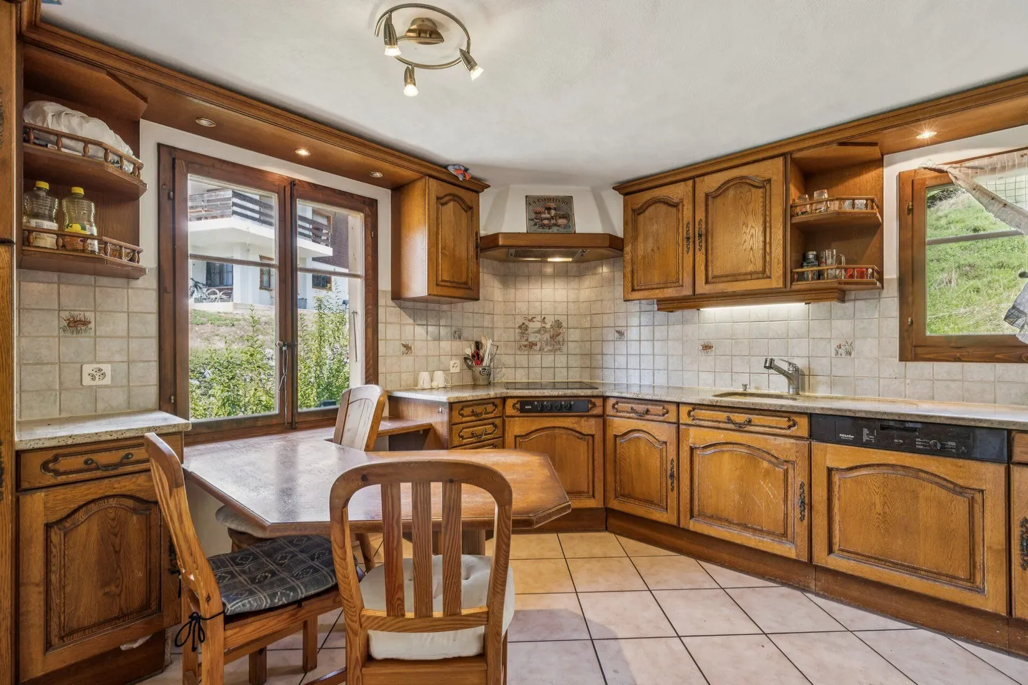 Grand chalet de 7 pièces avec appartement et vue magnifique à Château-d'Oex VD - Photo 6 sur 16