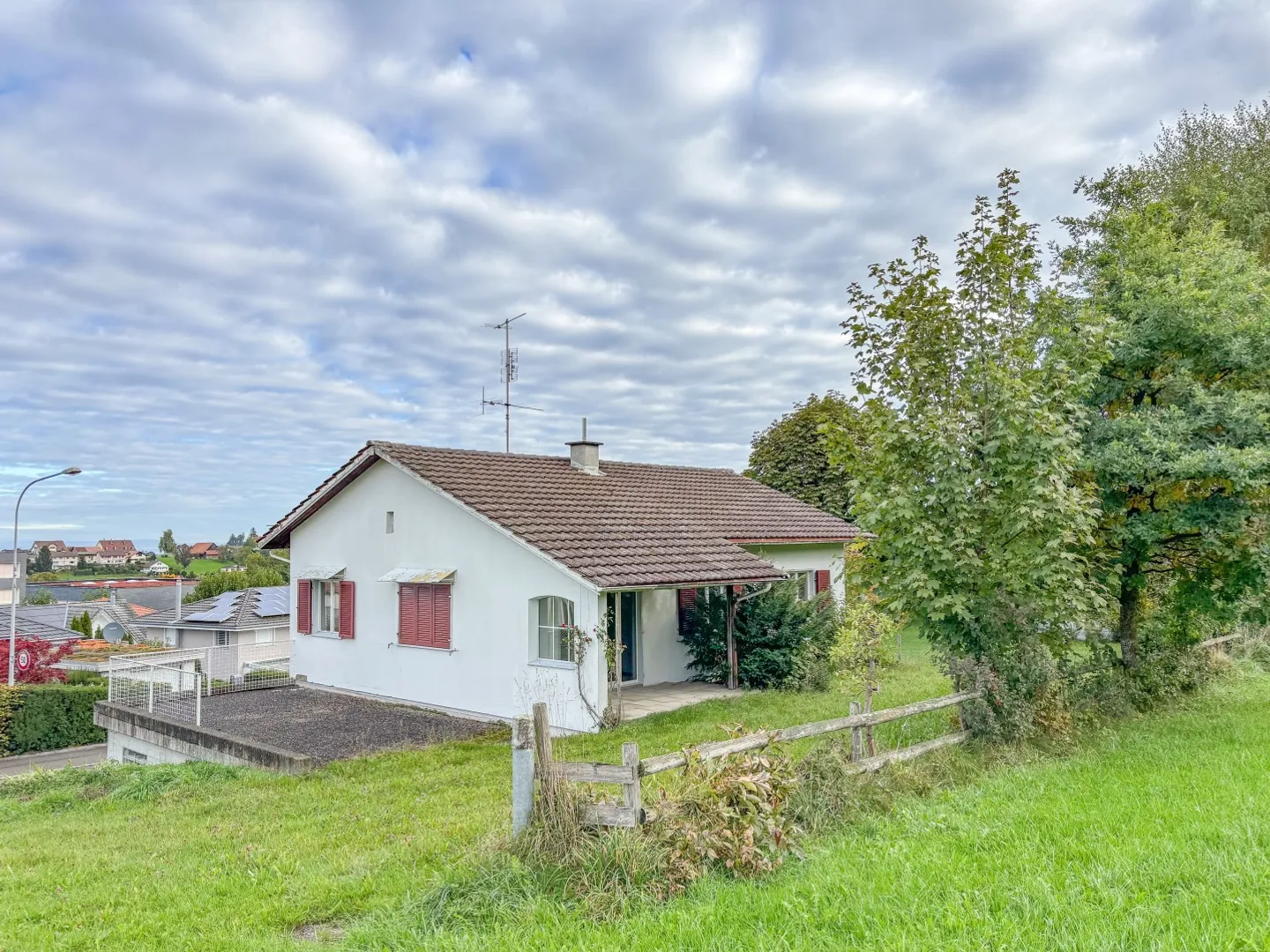 maison individuelle bien ensoleillée dans un endroit calme - Photo 2 sur 10