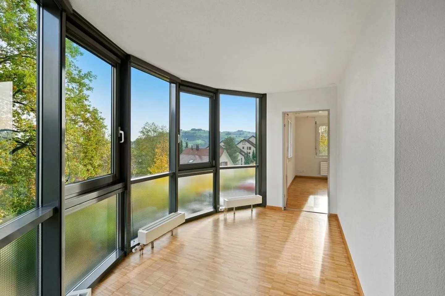 Appartement spacieux avec bow-window dans un emplacement privilégié vous attend! - Photo 3 sur 12