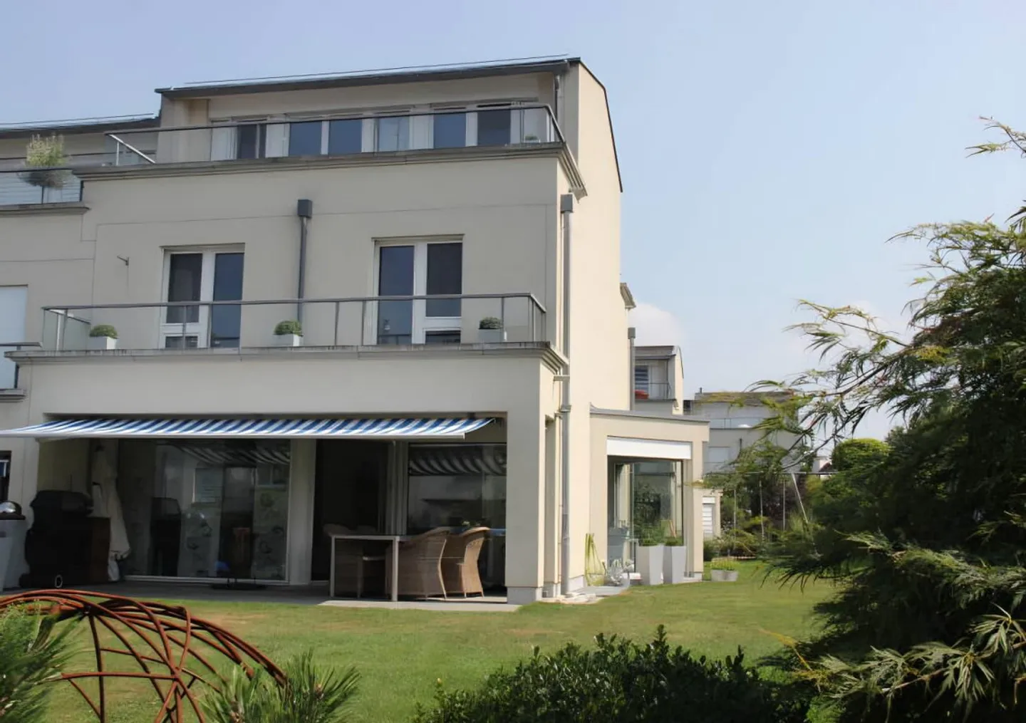 Maison de ville spacieuse de 6,5 pièces dans un emplacement calme à Berikon - Photo 1 sur 17