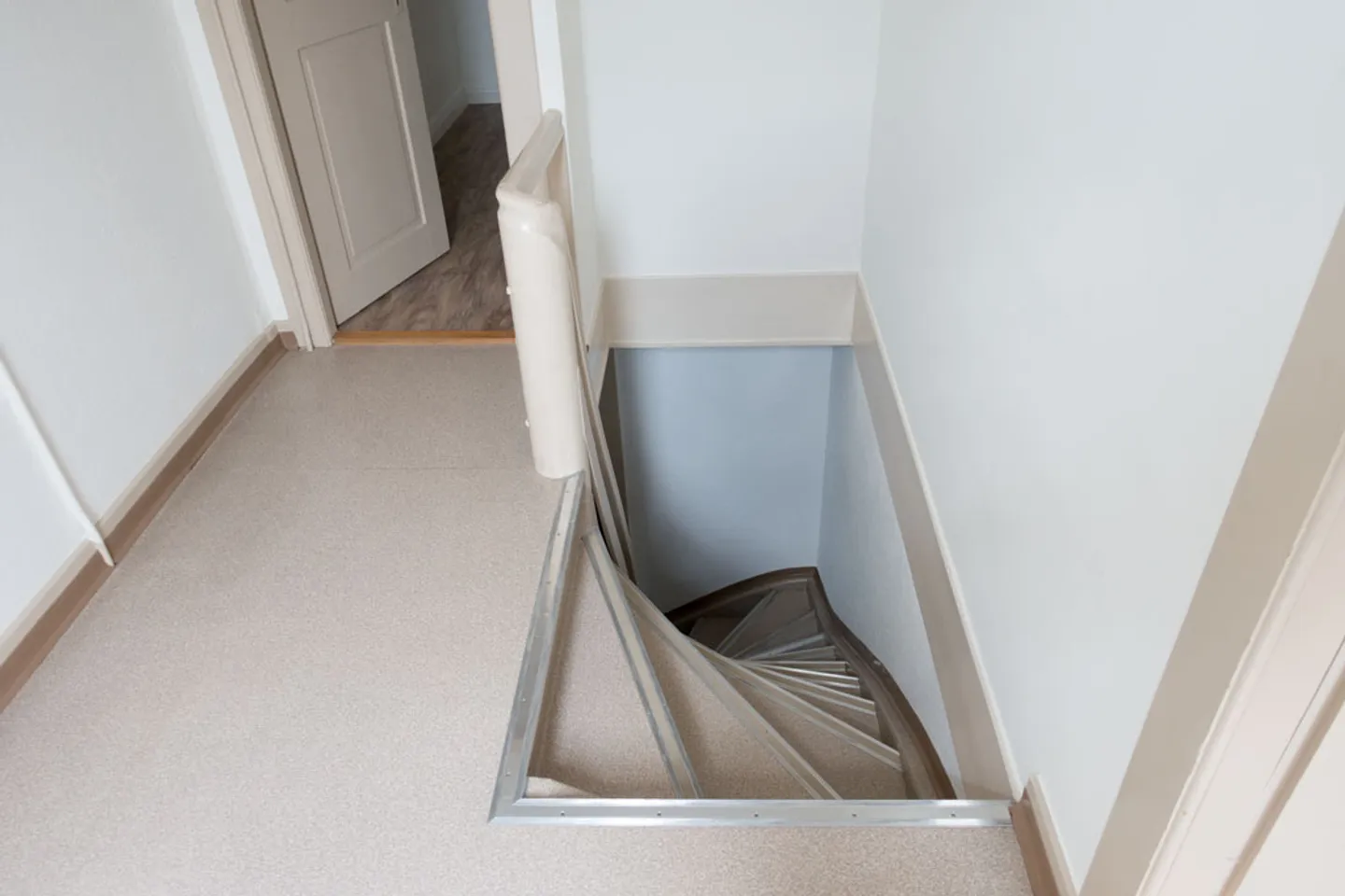 Child-friendly location, near shopping/school/kindergarten - Photo 11 of 13