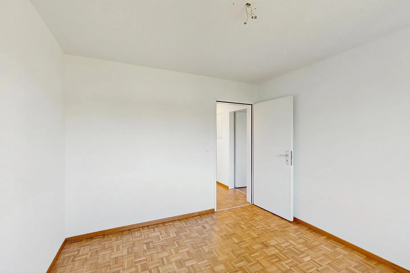 Modern wohnen in Schwerzenbach  frisch saniert & bestens angebunden! - Foto 6 von 10