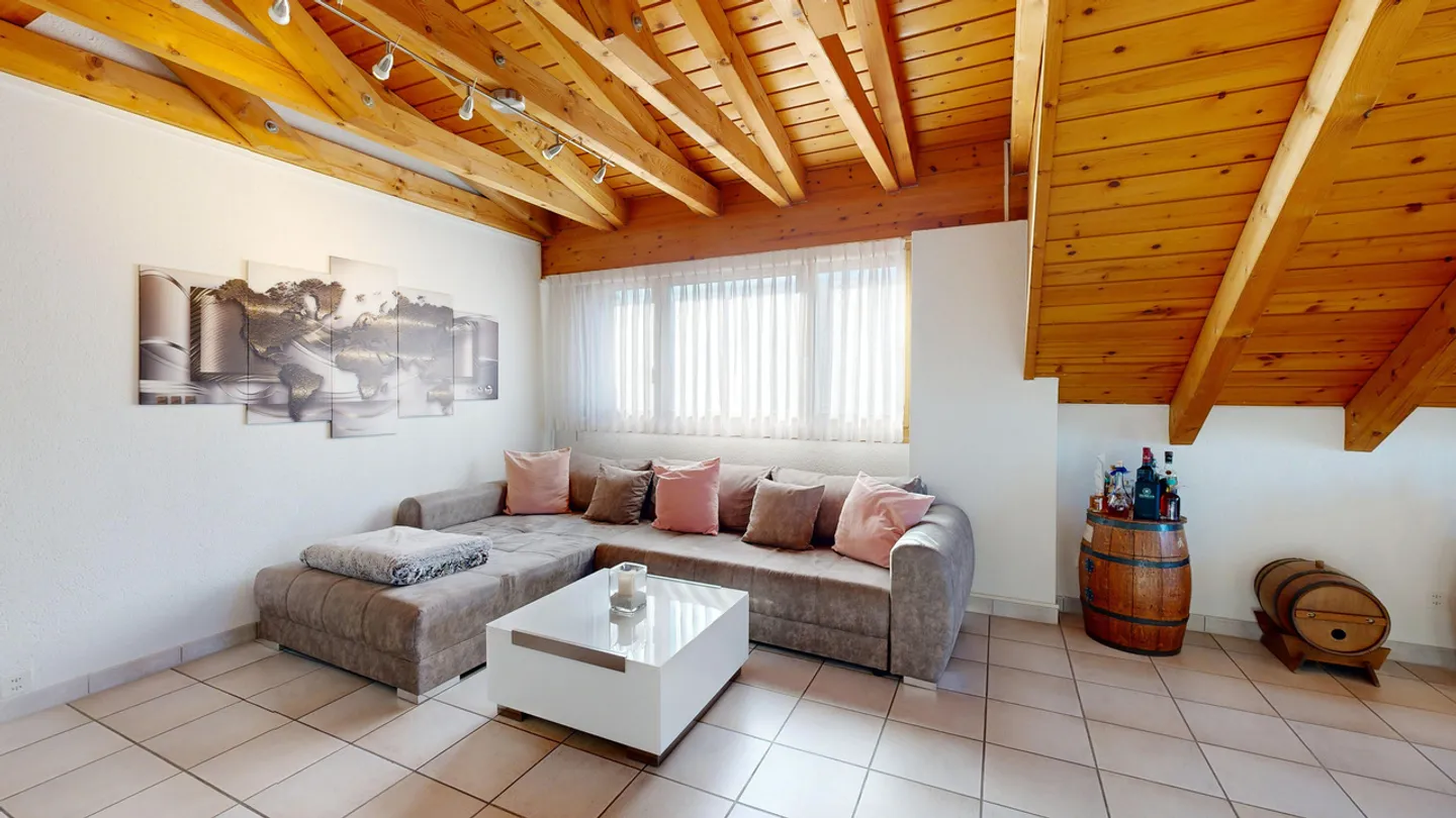 Spacious 3.5-room penthouse apartment with garage - Photo 3 of 15