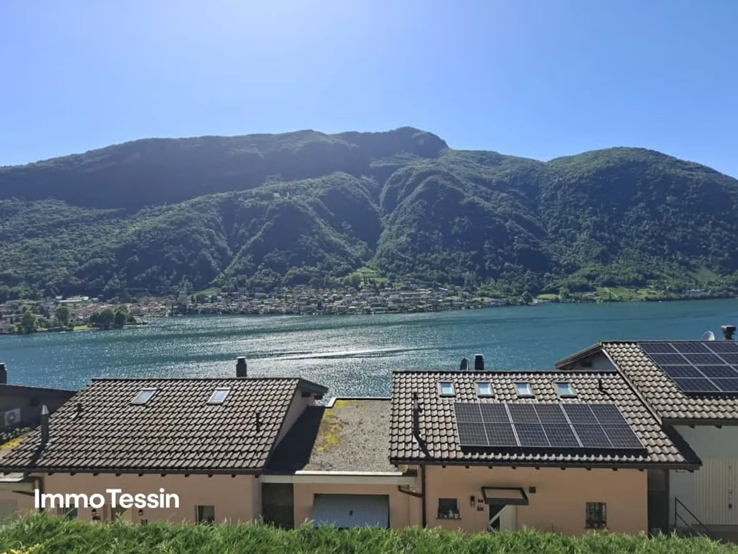 Élégante maison avec une vue fantastique à 180 degrés sur le lac de Lugano dans un bel emplacement avec jardin et plusieurs places de parking - Photo 2 sur 13