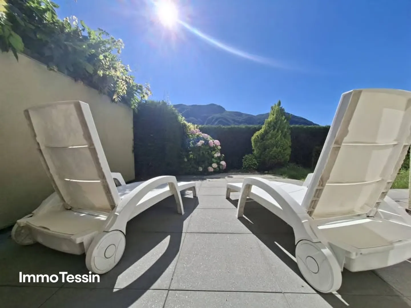 Élégante maison avec une vue fantastique à 180 degrés sur le lac de Lugano dans un bel emplacement avec jardin et plusieurs places de parking - Photo 4 sur 13