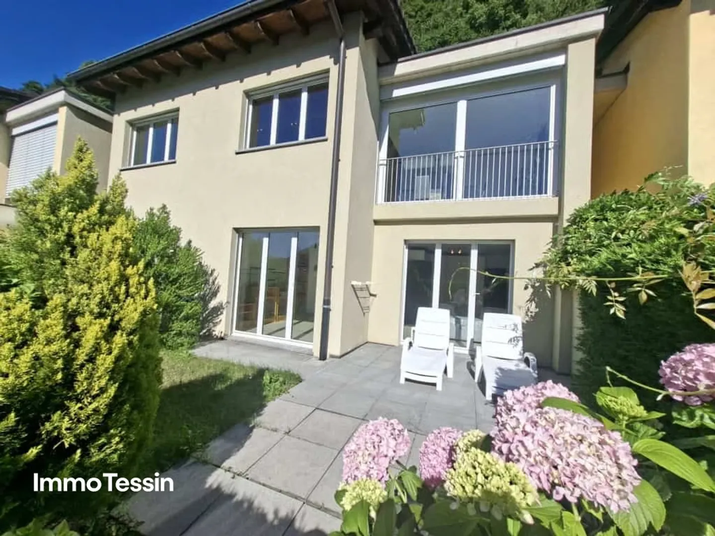 Élégante maison avec une vue fantastique à 180 degrés sur le lac de Lugano dans un bel emplacement avec jardin et plusieurs places de parking - Photo 5 sur 13