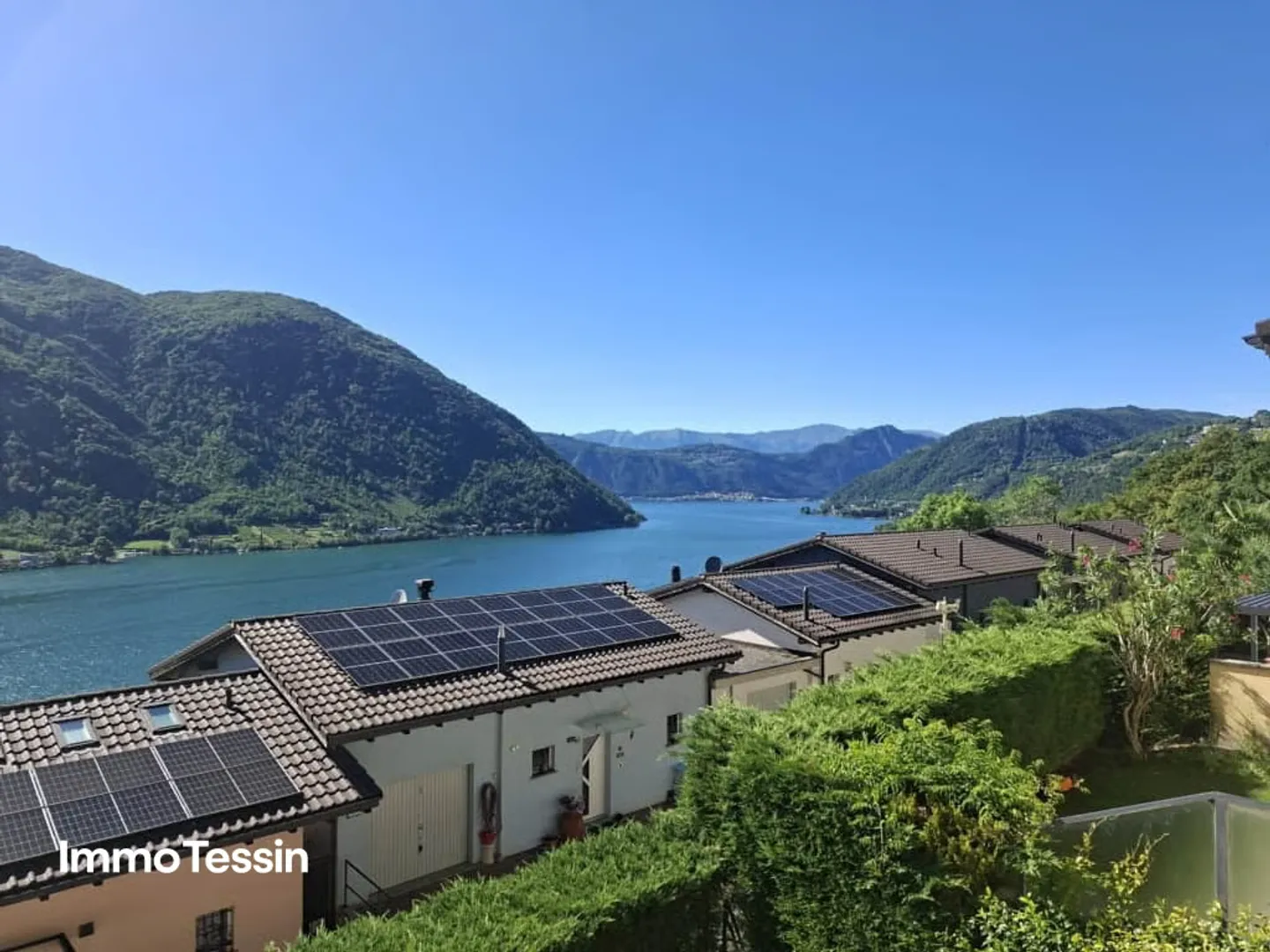 Élégante maison avec une vue fantastique à 180 degrés sur le lac de Lugano dans un bel emplacement avec jardin et plusieurs places de parking - Photo 3 sur 13