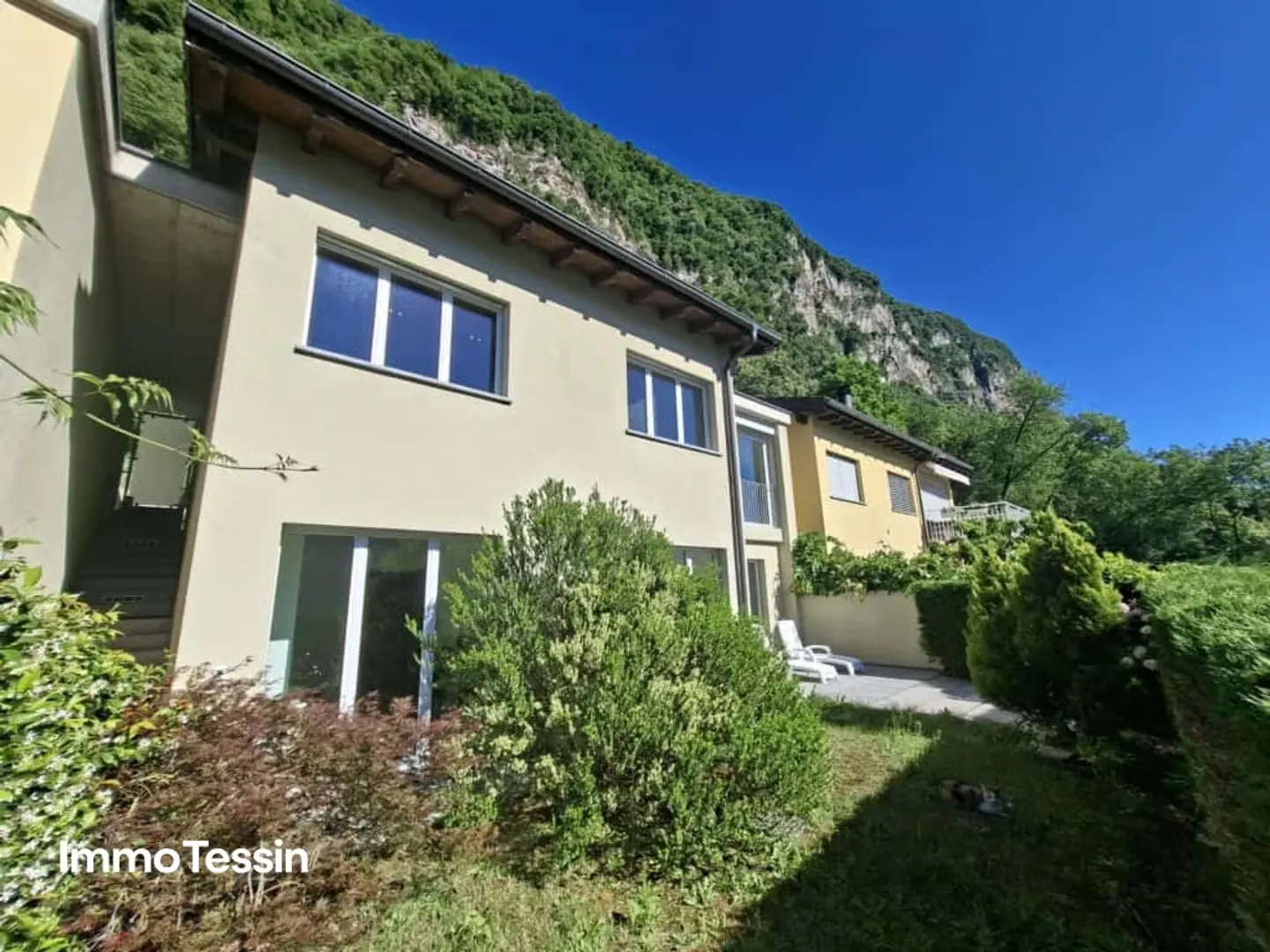 Élégante maison avec une vue fantastique à 180 degrés sur le lac de Lugano dans un bel emplacement avec jardin et plusieurs places de parking - Photo 6 sur 13