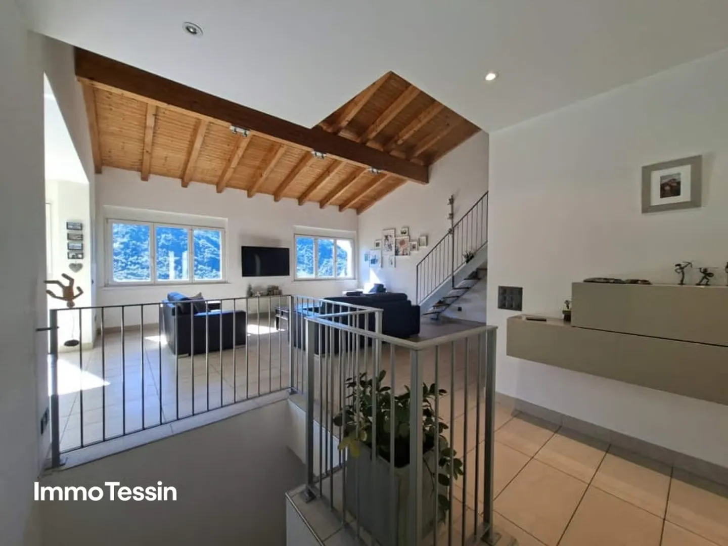 Élégante maison avec une vue fantastique à 180 degrés sur le lac de Lugano dans un bel emplacement avec jardin et plusieurs places de parking - Photo 9 sur 13