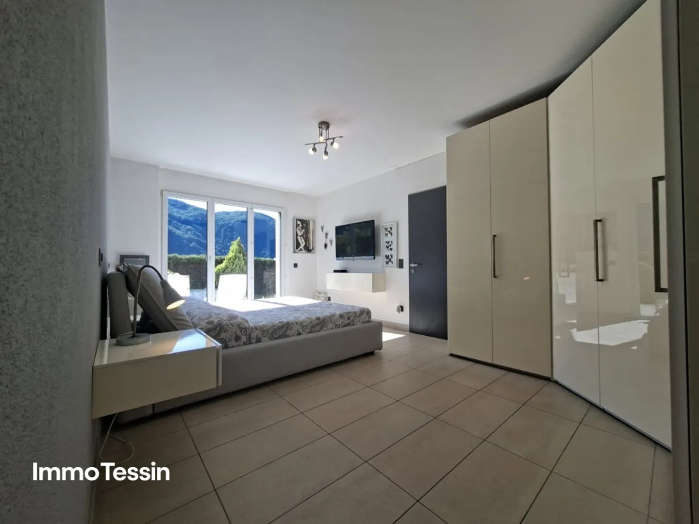 Élégante maison avec une vue fantastique à 180 degrés sur le lac de Lugano dans un bel emplacement avec jardin et plusieurs places de parking - Photo 10 sur 13