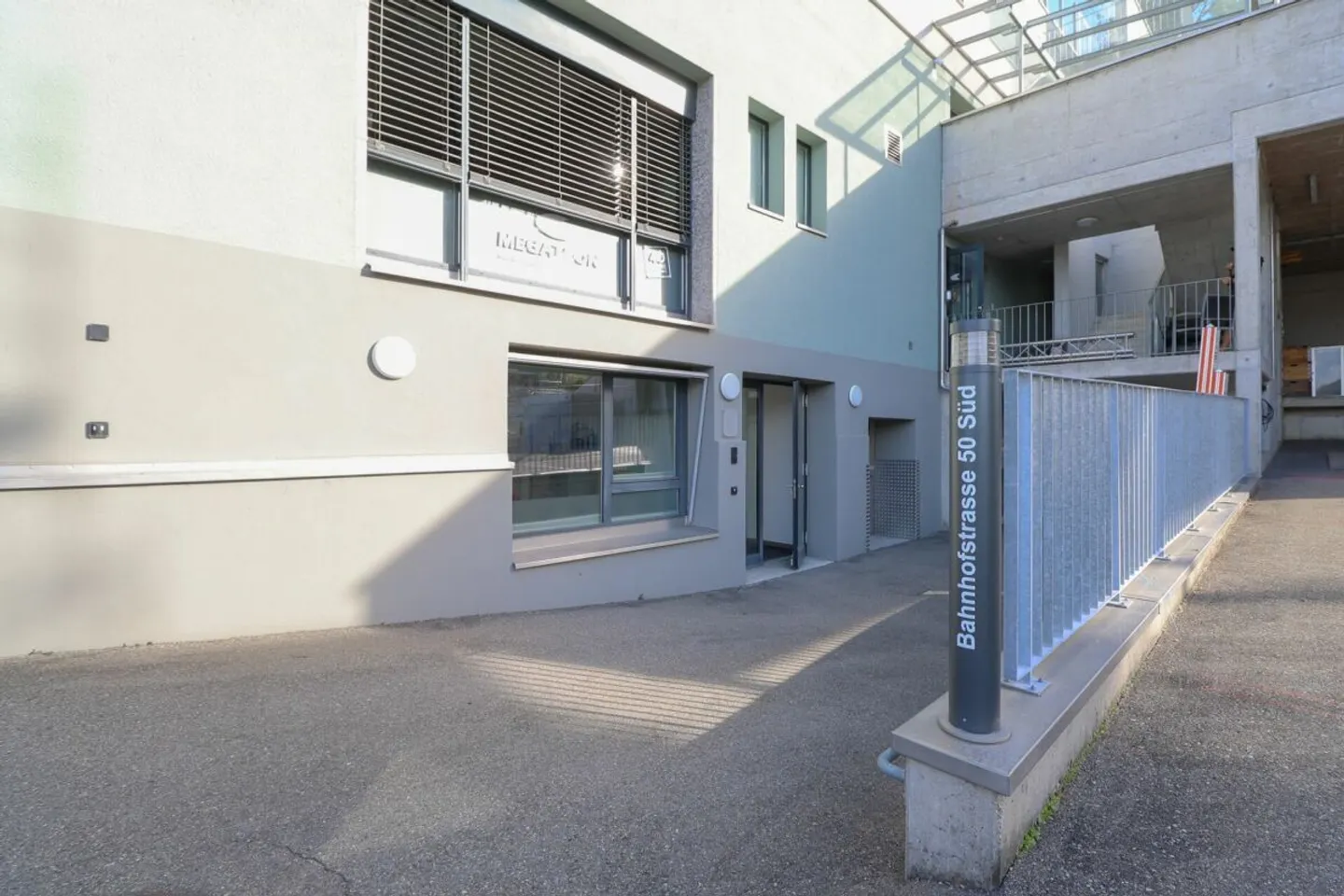 Versatile commercial space for rent near the train station - Photo 3 of 14