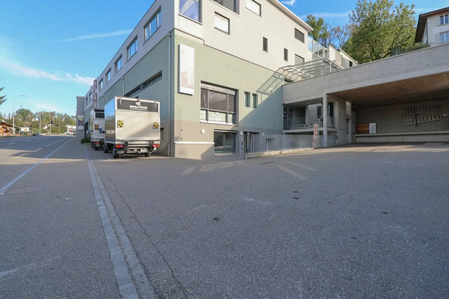 Versatile commercial space for rent near the train station - Photo 14 of 14
