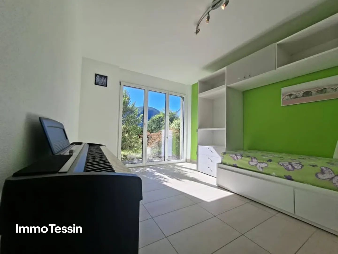 Élégante maison avec une vue fantastique à 180 degrés sur le lac de Lugano dans un bel emplacement avec jardin et plusieurs places de parking - Photo 11 sur 13