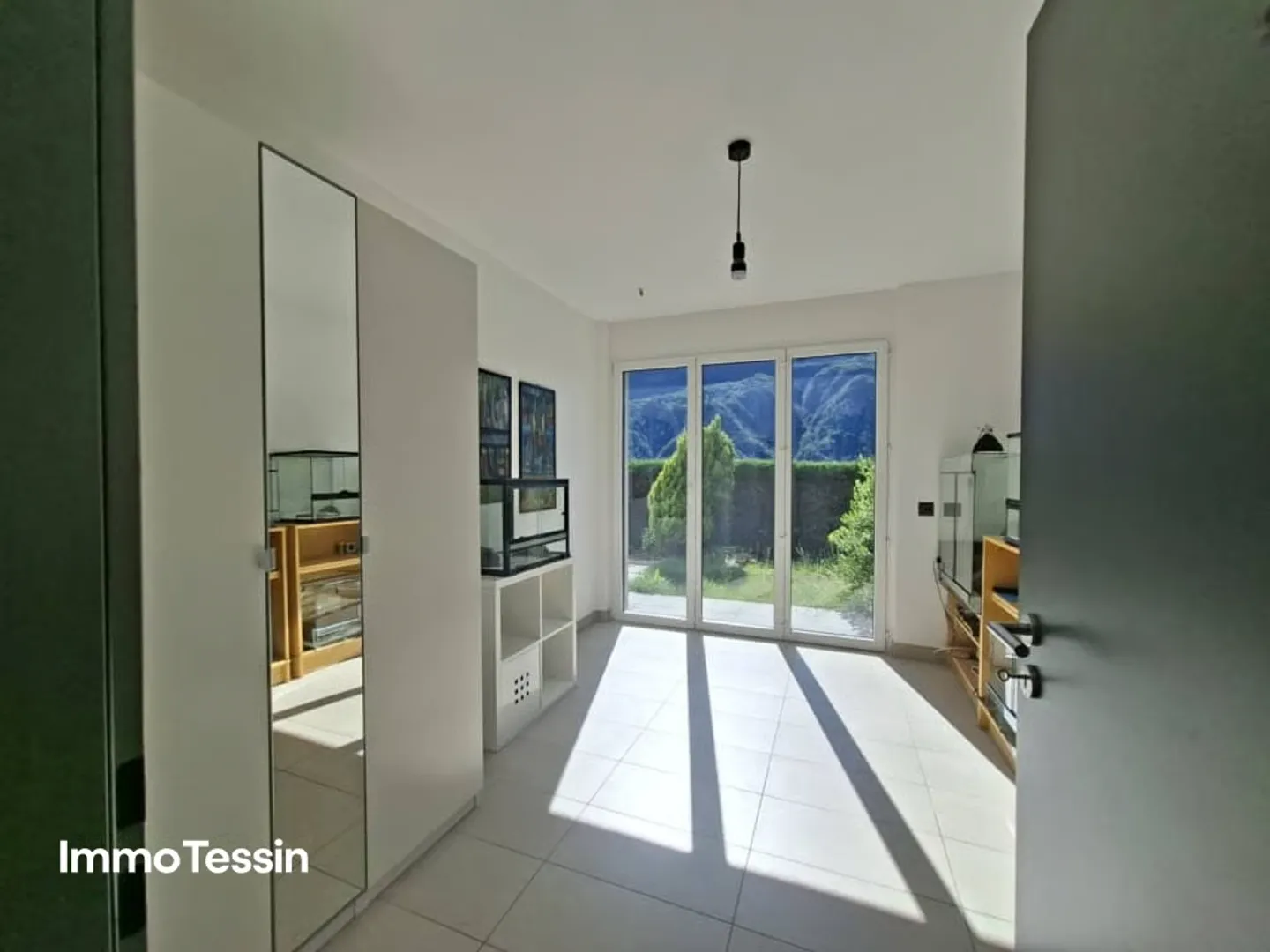 Élégante maison avec une vue fantastique à 180 degrés sur le lac de Lugano dans un bel emplacement avec jardin et plusieurs places de parking - Photo 12 sur 13