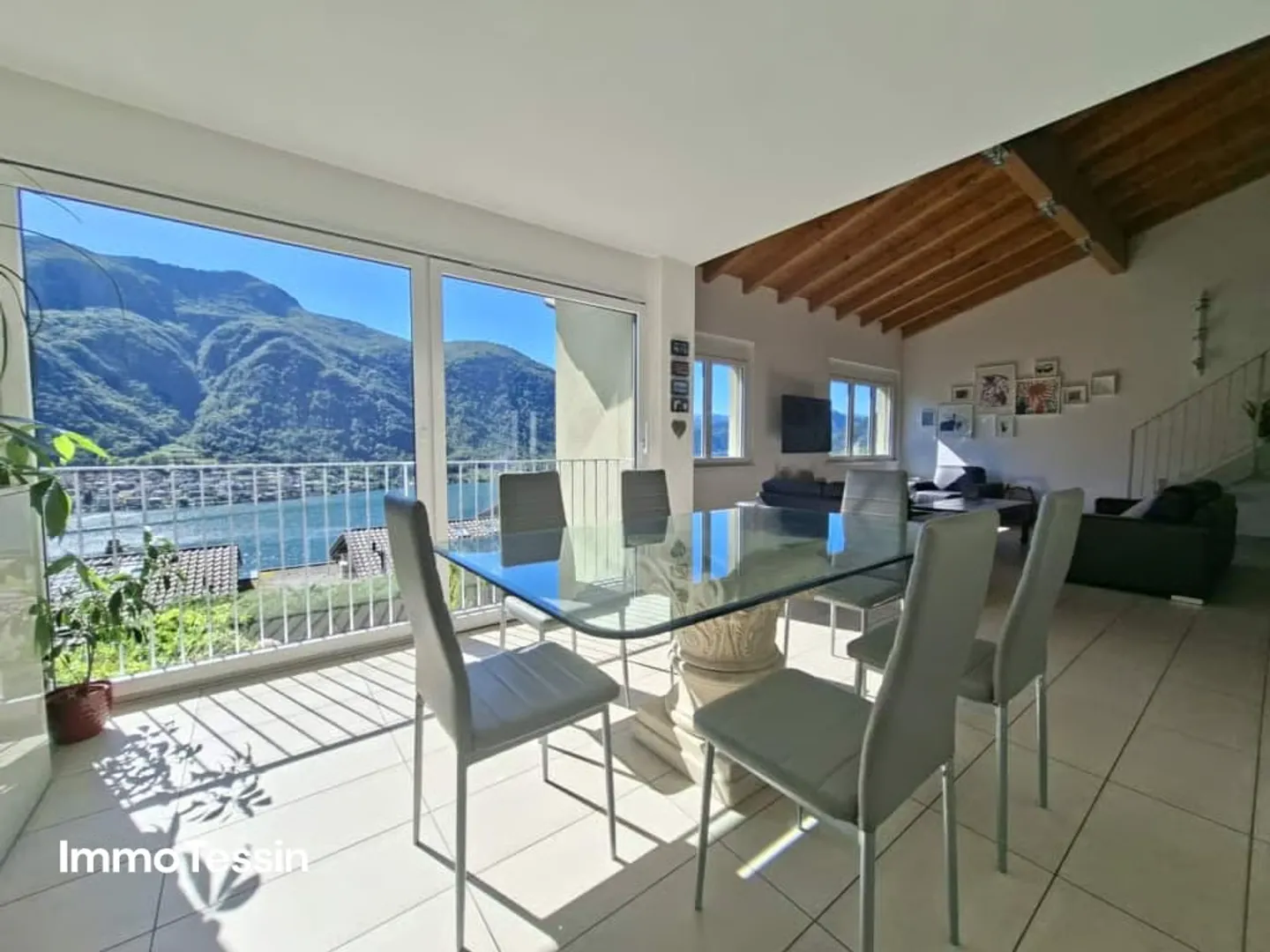 Élégante maison avec une vue fantastique à 180 degrés sur le lac de Lugano dans un bel emplacement avec jardin et plusieurs places de parking - Photo 7 sur 13