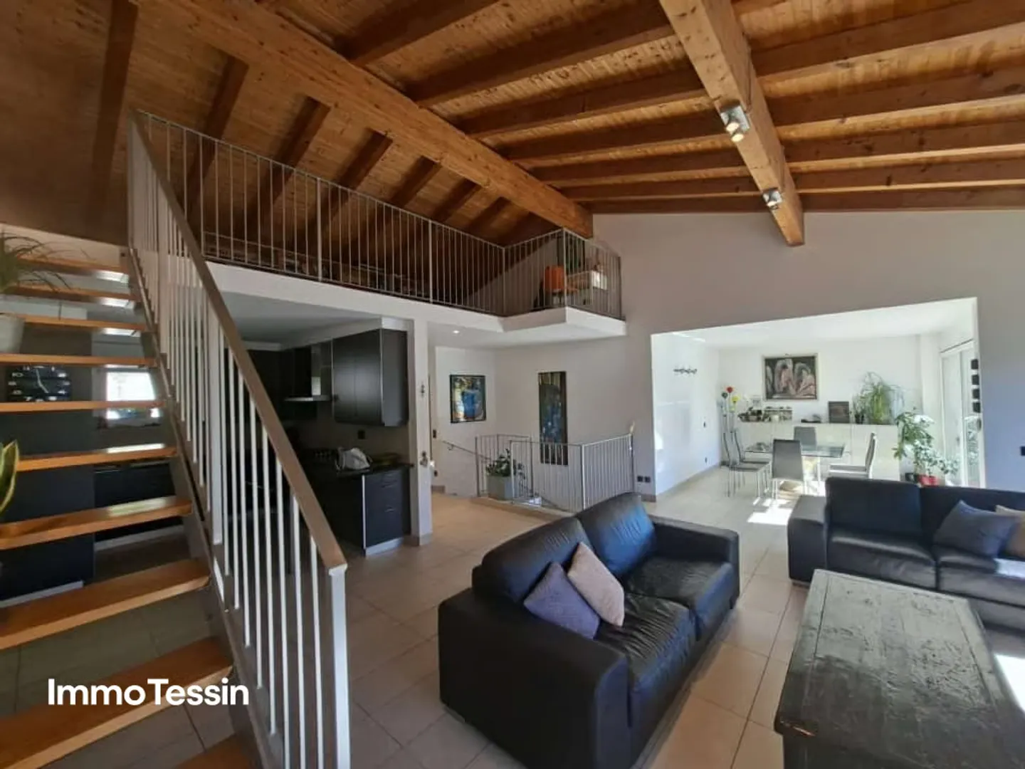 Élégante maison avec une vue fantastique à 180 degrés sur le lac de Lugano dans un bel emplacement avec jardin et plusieurs places de parking - Photo 8 sur 13