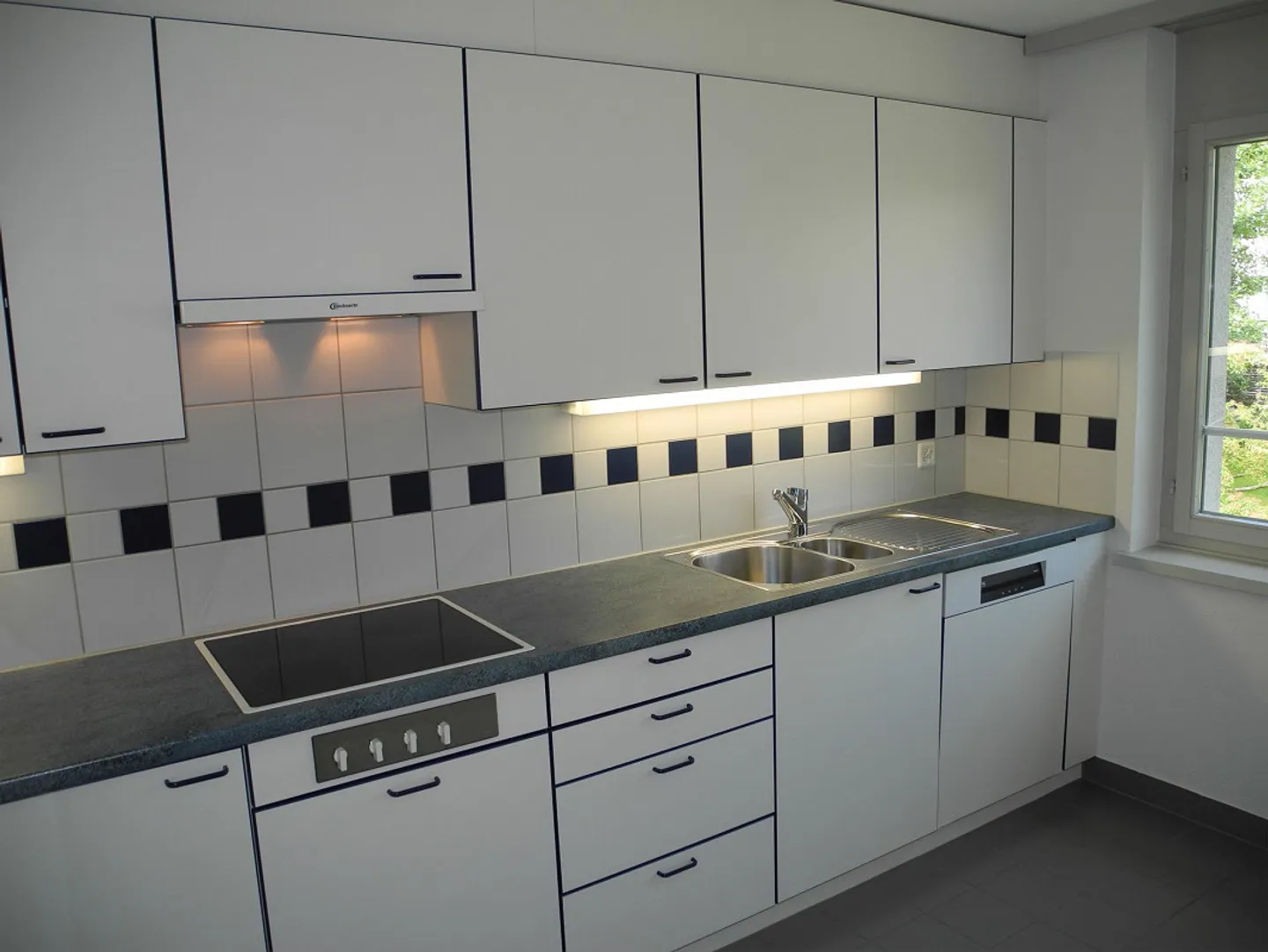 Gemütliche 4.5-Zimmerwohnung mit neuem Parkettboden und 2 Nasszellen - Photo 2 sur 11