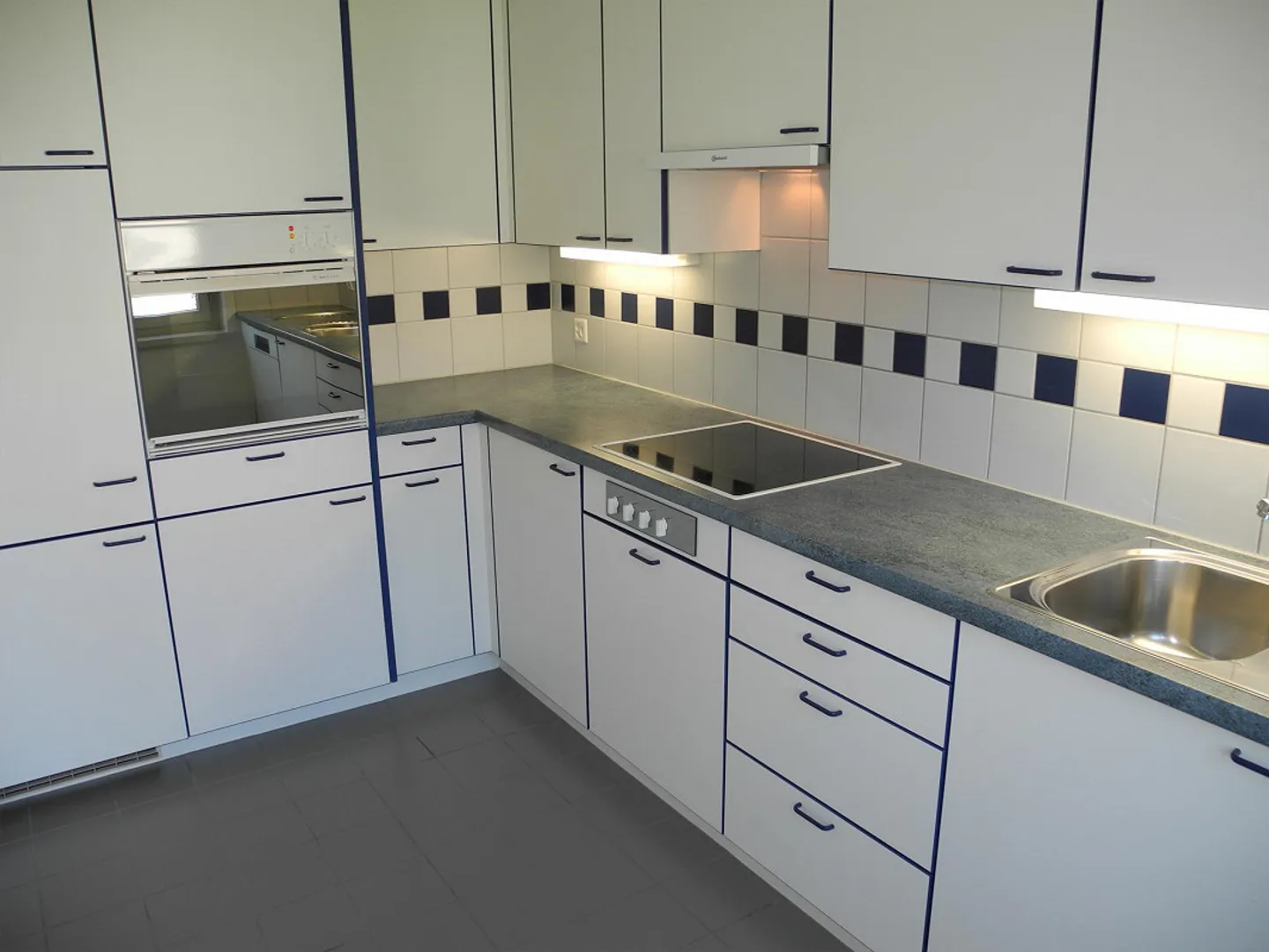 Gemütliche 4.5-Zimmerwohnung mit neuem Parkettboden und 2 Nasszellen - Photo 3 sur 11