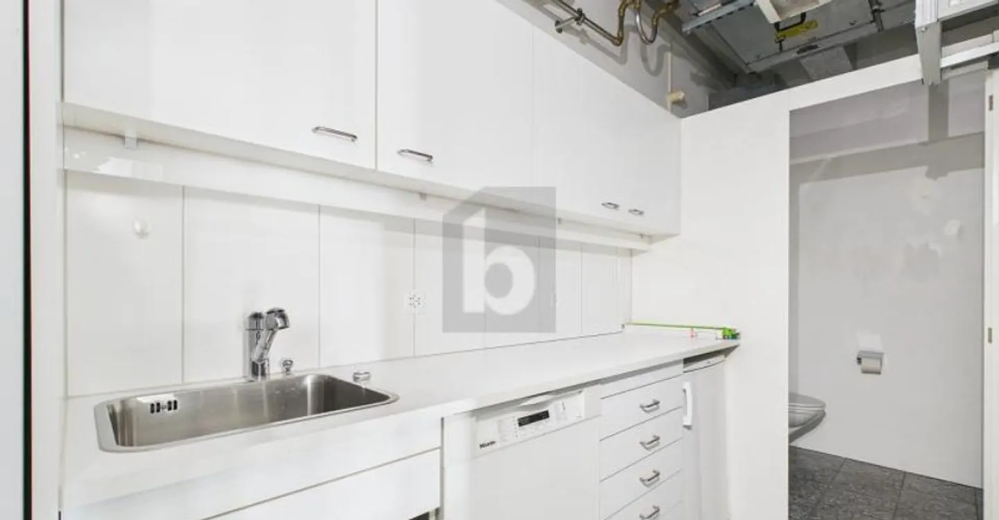 SPACIOUS IN AN IDEAL LOCATION - Photo 4 of 6