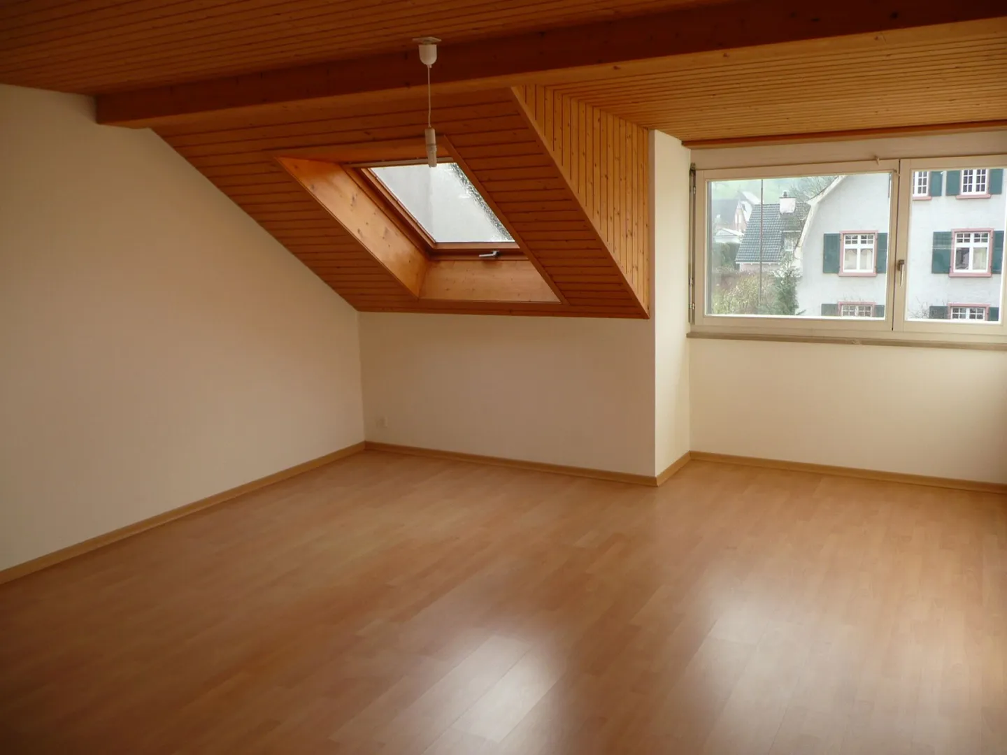 Appartamento 4 1/2 locali con grande balcone e camino - Foto 4 di 9