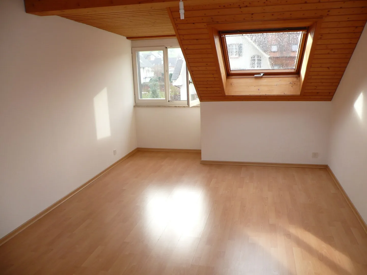 Appartamento 4 1/2 locali con grande balcone e camino - Foto 5 di 9