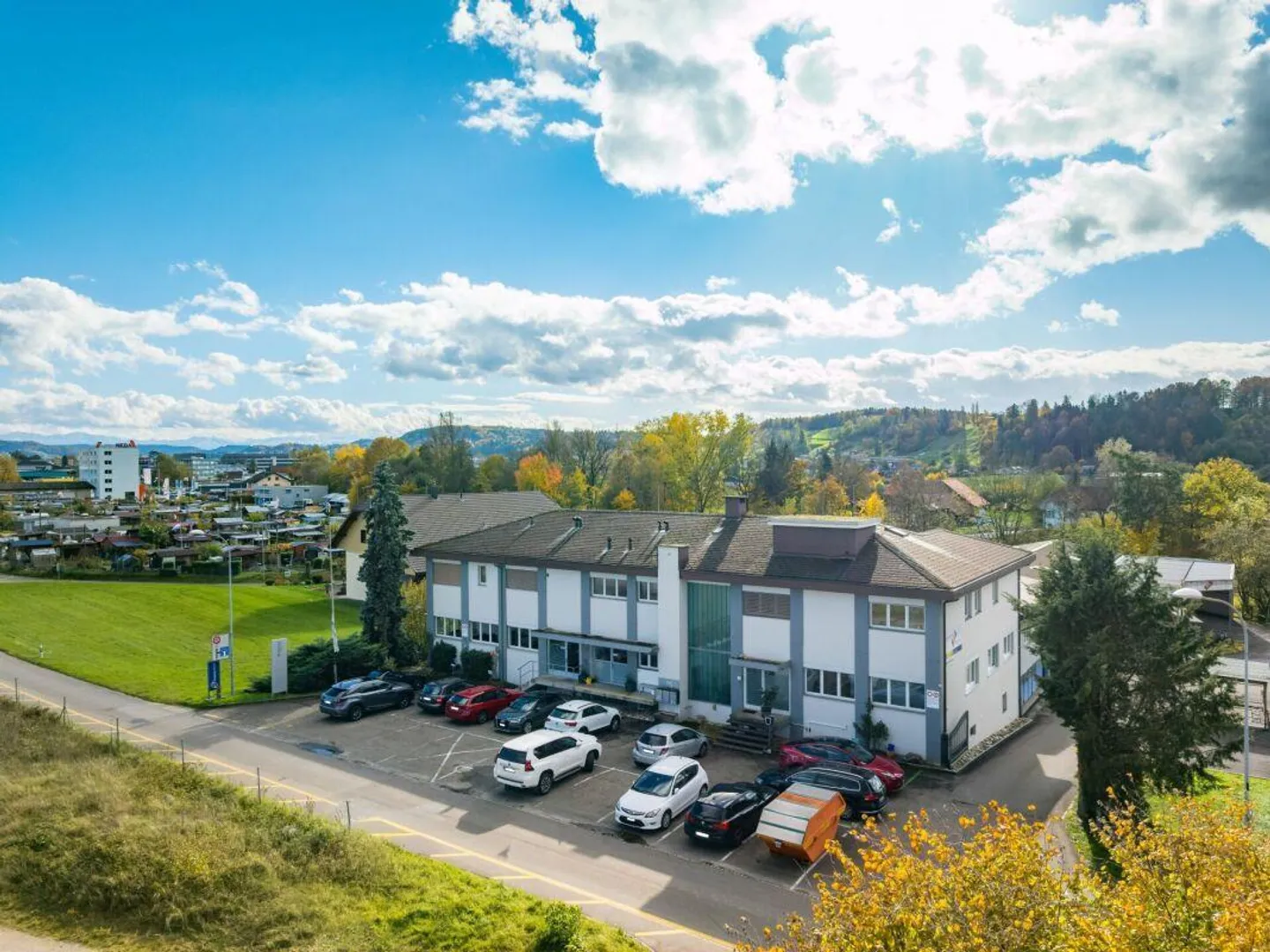 Gewerbeimmobilie mit vielseitigen Nutzungsmöglichkeiten in Oftringen! - Foto 1 von 30