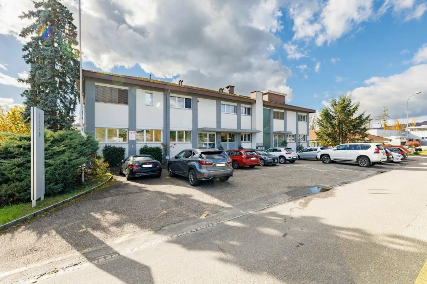 Gewerbeimmobilie mit vielseitigen Nutzungsmöglichkeiten in Oftringen! - Foto 2 von 30