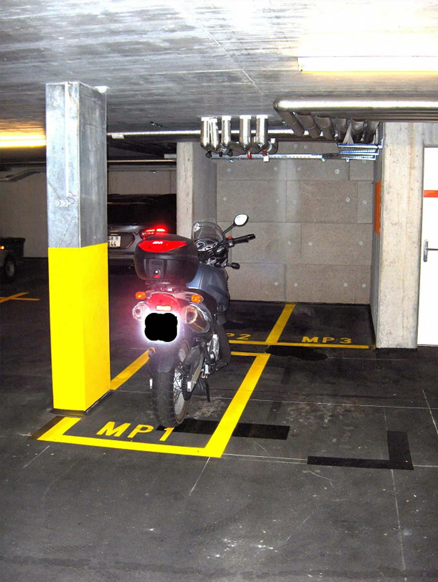 Place de moto dans le garage souterrain - Photo 1 sur 1