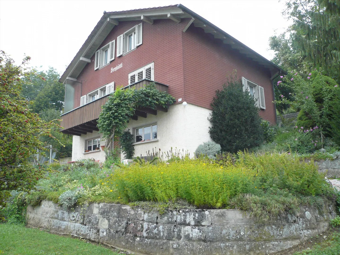 Large Natural Garden - with small single-family house - Photo 1 of 10