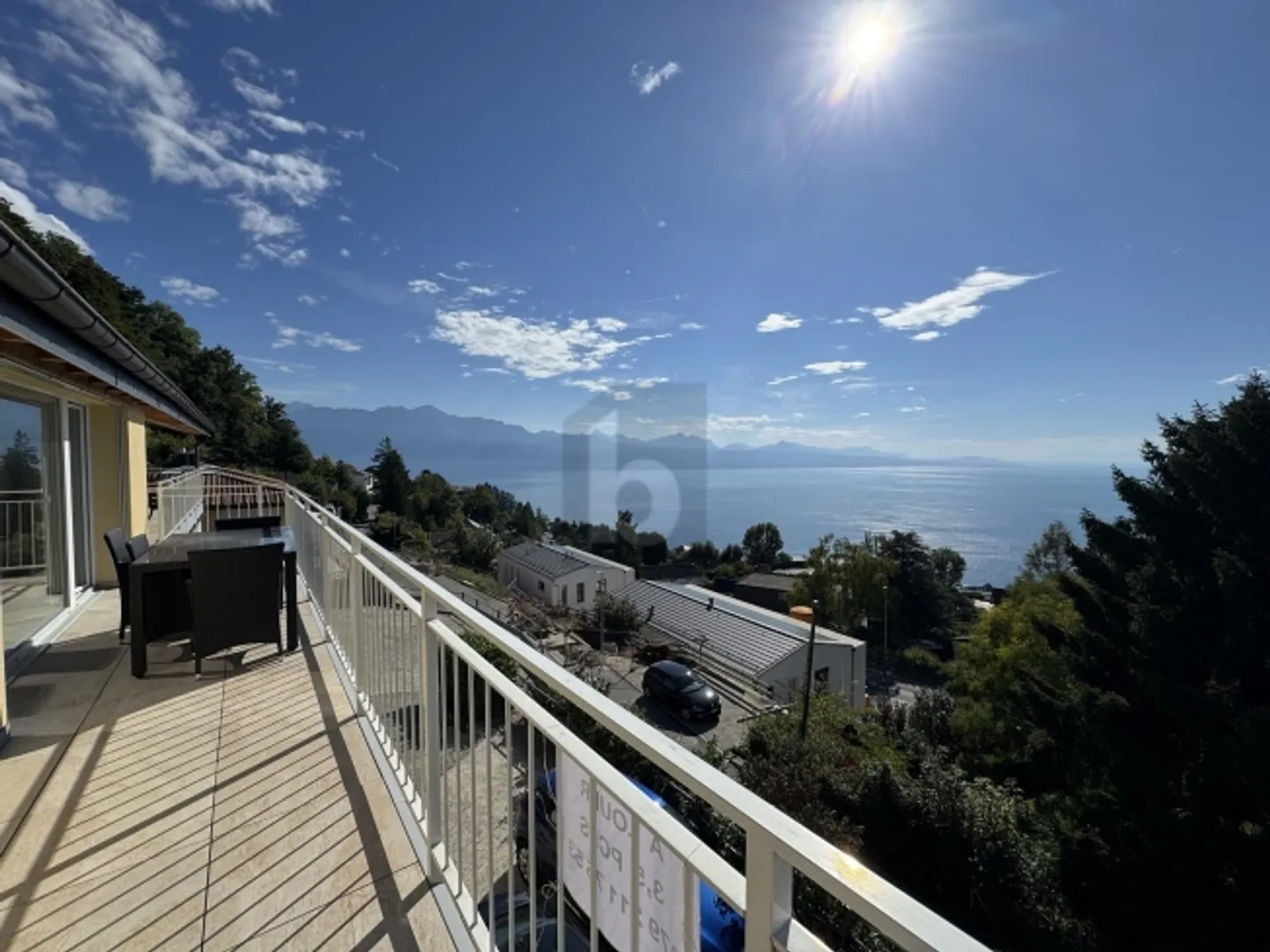 «TRÈS LUMINEUX AVEC VUE IMPRENABLE SUR LE LAC» - Photo 1 sur 5