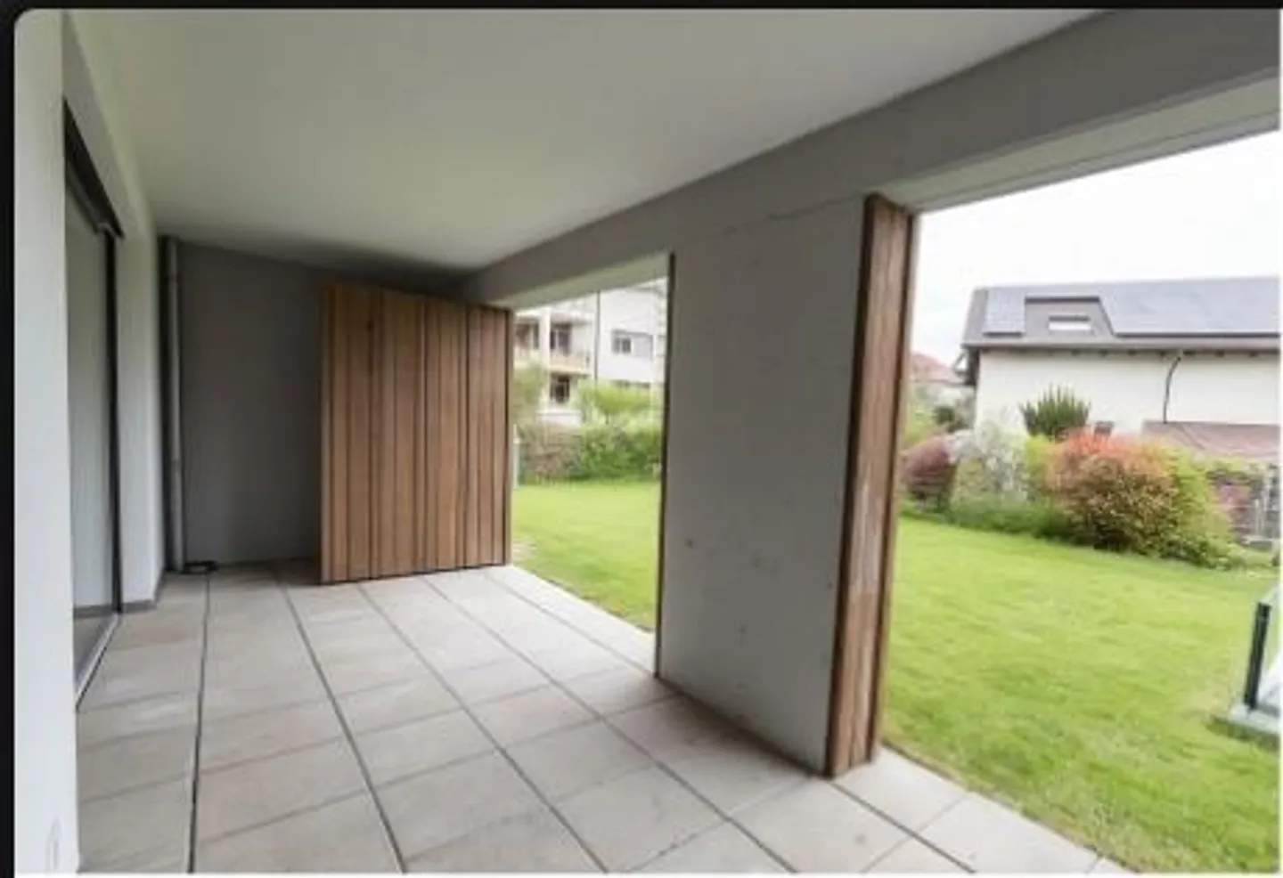 Ampio appartamento giardino di 4½ locali con due posti auto in garage sotterraneo - Foto 8 di 9