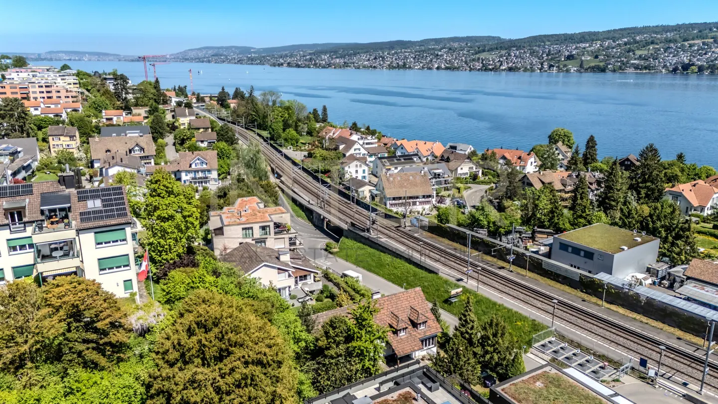 Réservé : Maison individuelle élégante de 6,5 pièces avec terrain de 981 m², vue sur le lac et potentiel de développement à Oberrieden - Photo 4 sur 8