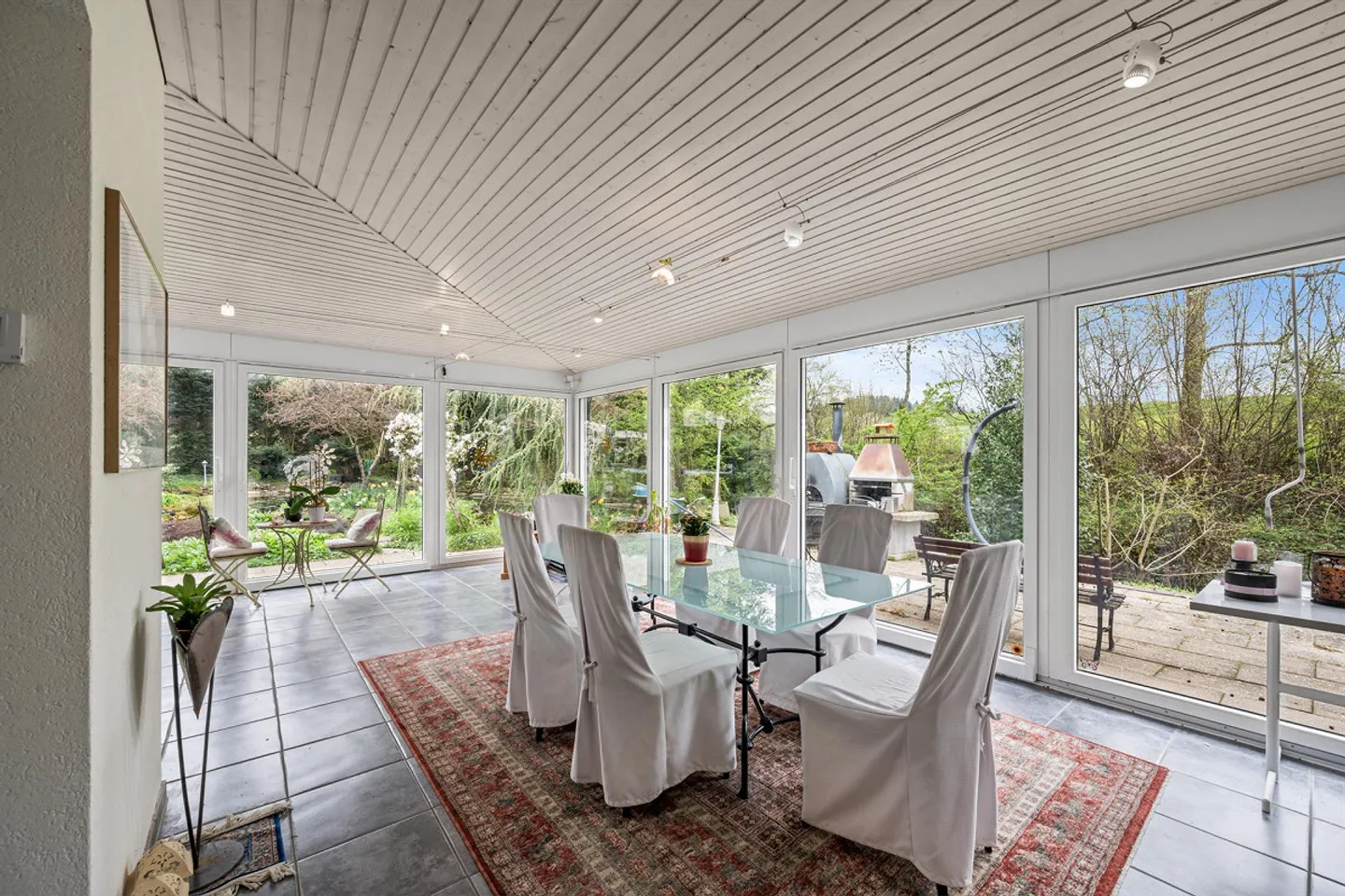 Exclusive and extremely spacious 8½-room single-family house with a separate apartment - Photo 2 of 10