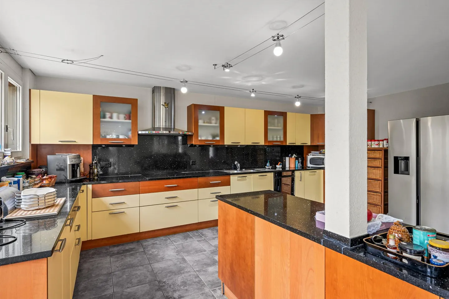 Exclusive and extremely spacious 8½-room single-family house with a separate apartment - Photo 4 of 10