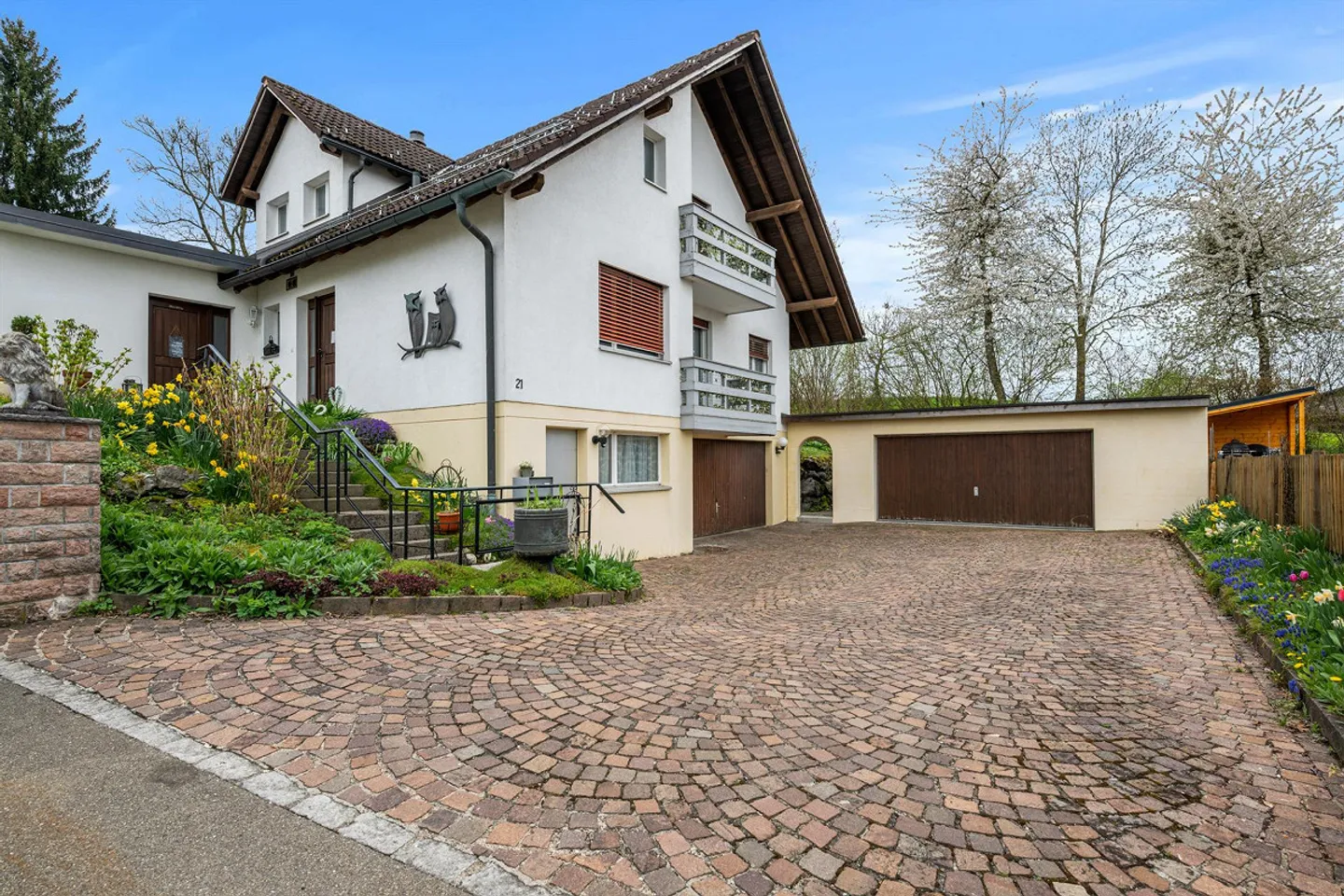 Exclusive and extremely spacious 8½-room single-family house with a separate apartment - Photo 1 of 10