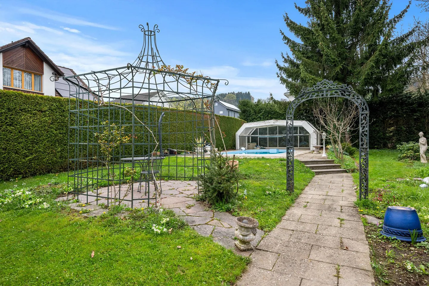 Exclusive and extremely spacious 8½-room single-family house with a separate apartment - Photo 7 of 10