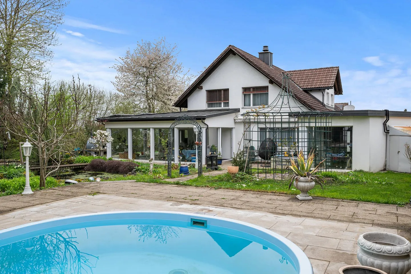 Exclusive and extremely spacious 8½-room single-family house with a separate apartment - Photo 8 of 10