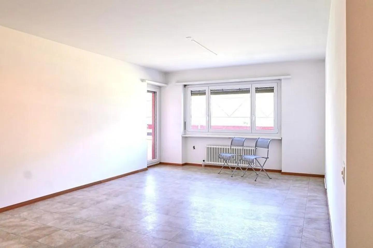 Appartement de 3 1/2 pièces au 2ème étage dans un emplacement calme et ensoleillé - Photo 3 sur 20