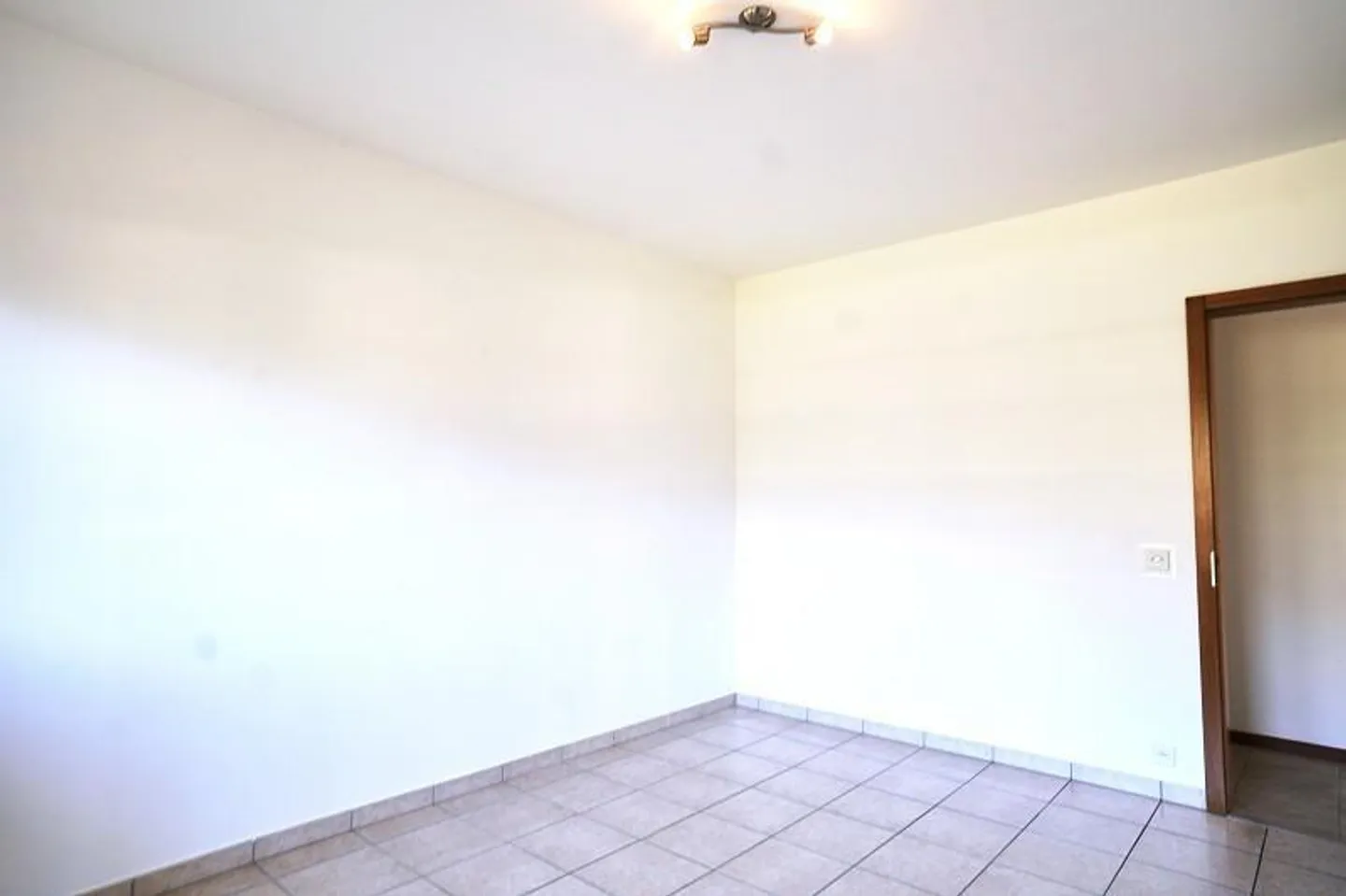 Appartement de 3 1/2 pièces au 2ème étage dans un emplacement calme et ensoleillé - Photo 8 sur 20