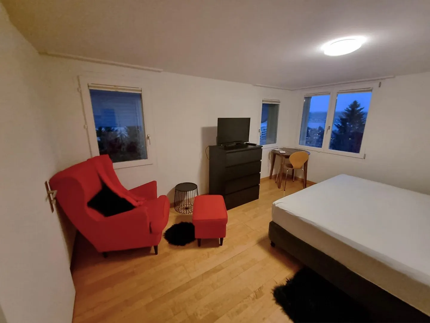 Möbliertes Zimmer mit tollem Ausblick und Parkplatz inklusive - Photo 3 sur 9