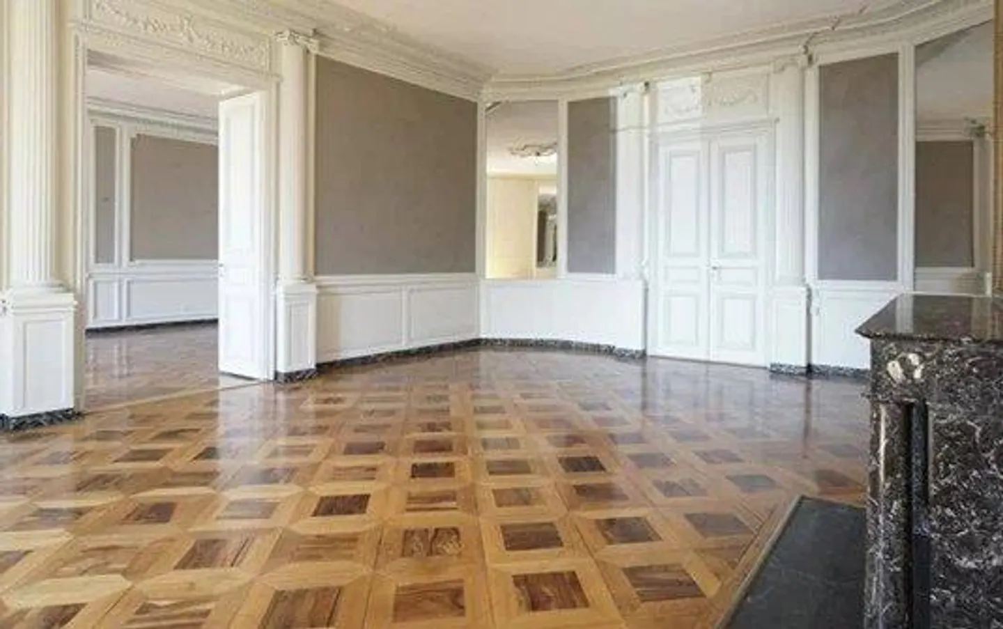 ELEGANT CHARACTER APARTMENT WITH UNOBSTRUCTED VIEW OF THE BASTIONS PARK - Photo 4 of 12